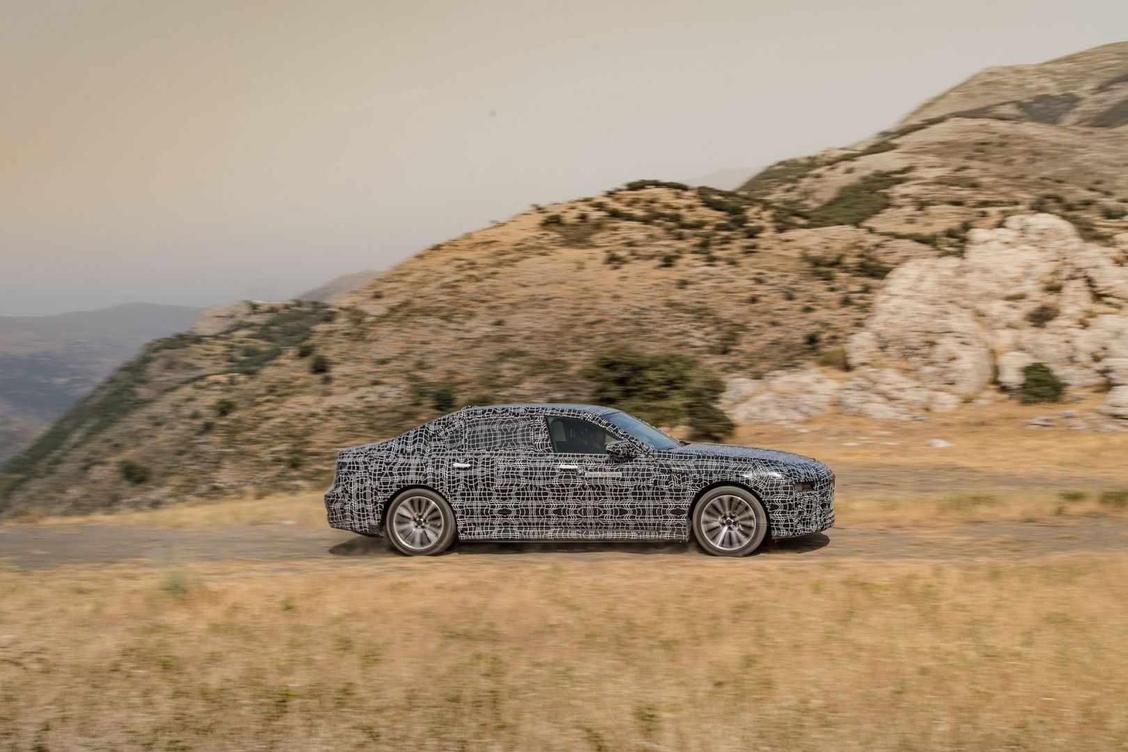 BMW i7 w kamuflażu