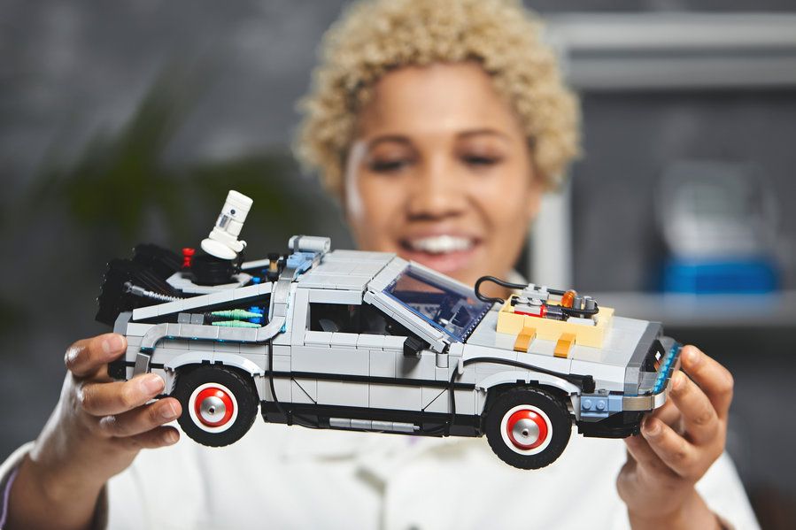 DeLorean z „Powrotu do przyszłości” z klocków Lego