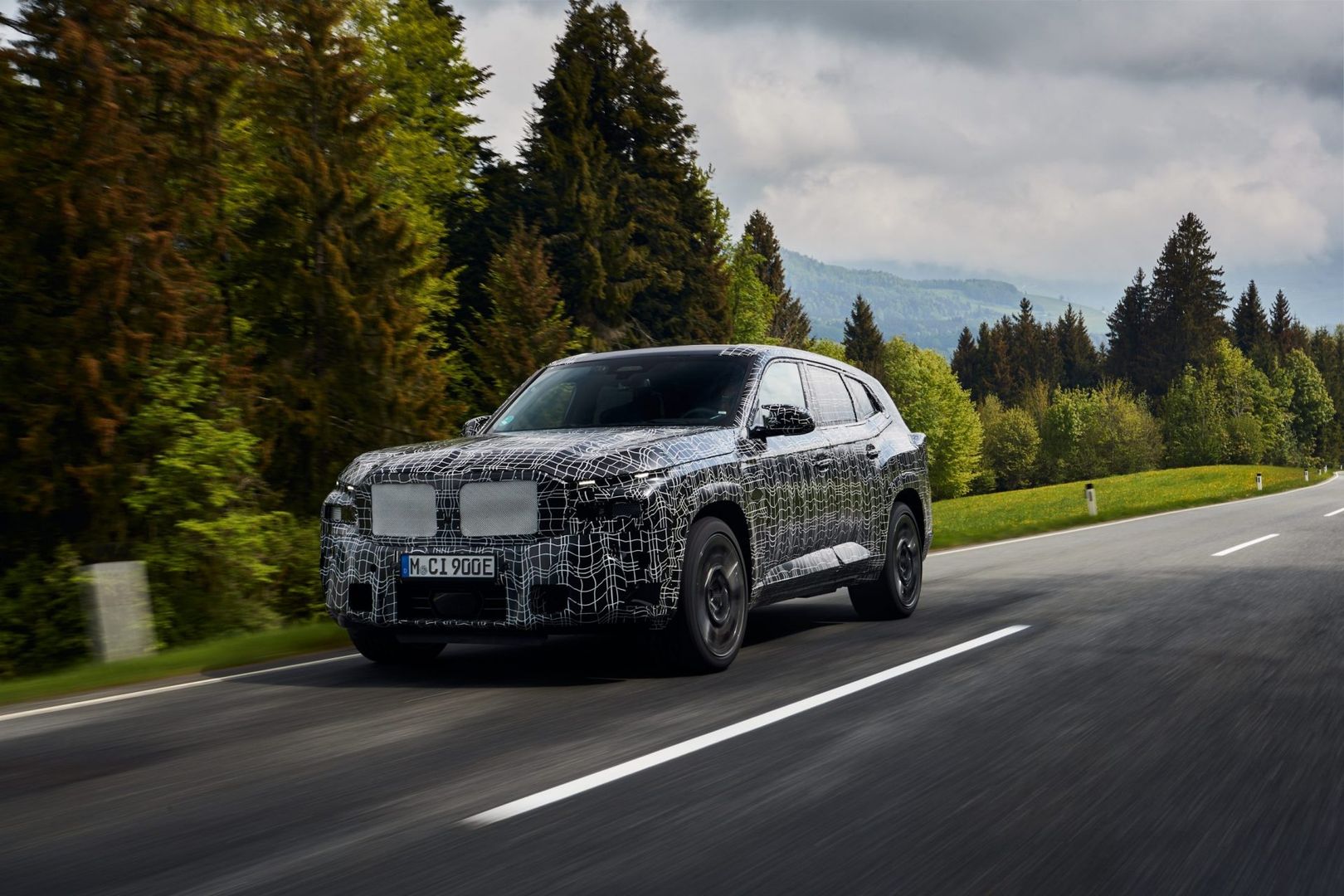 BMW XM w kamuflażu, fot. materiały prasowe / BMW