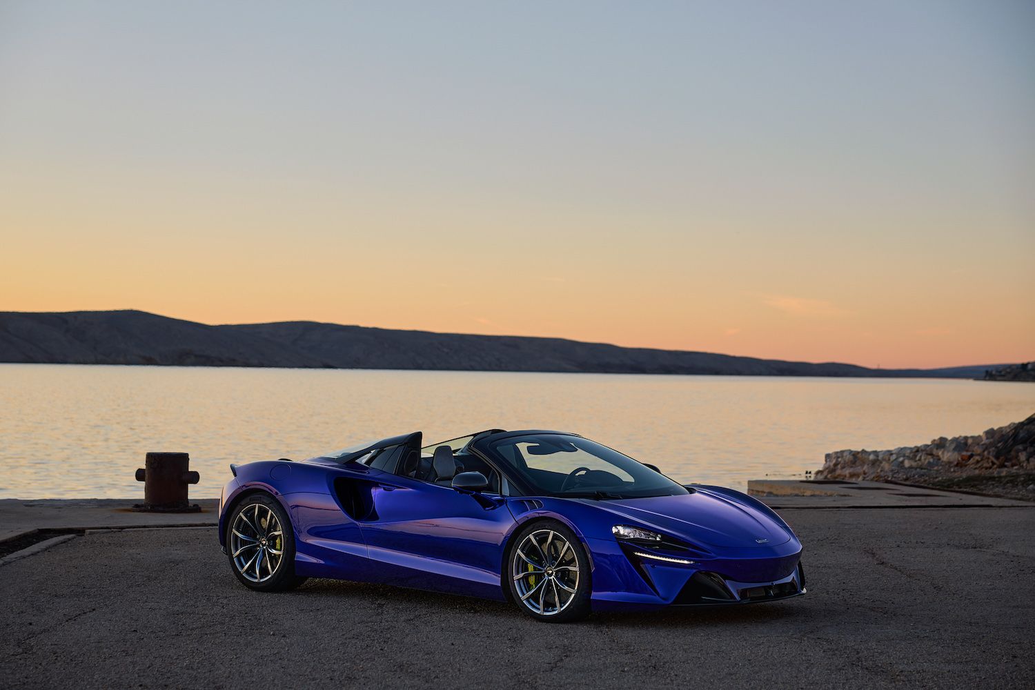 Nowy McLaren Artura Spider 2025