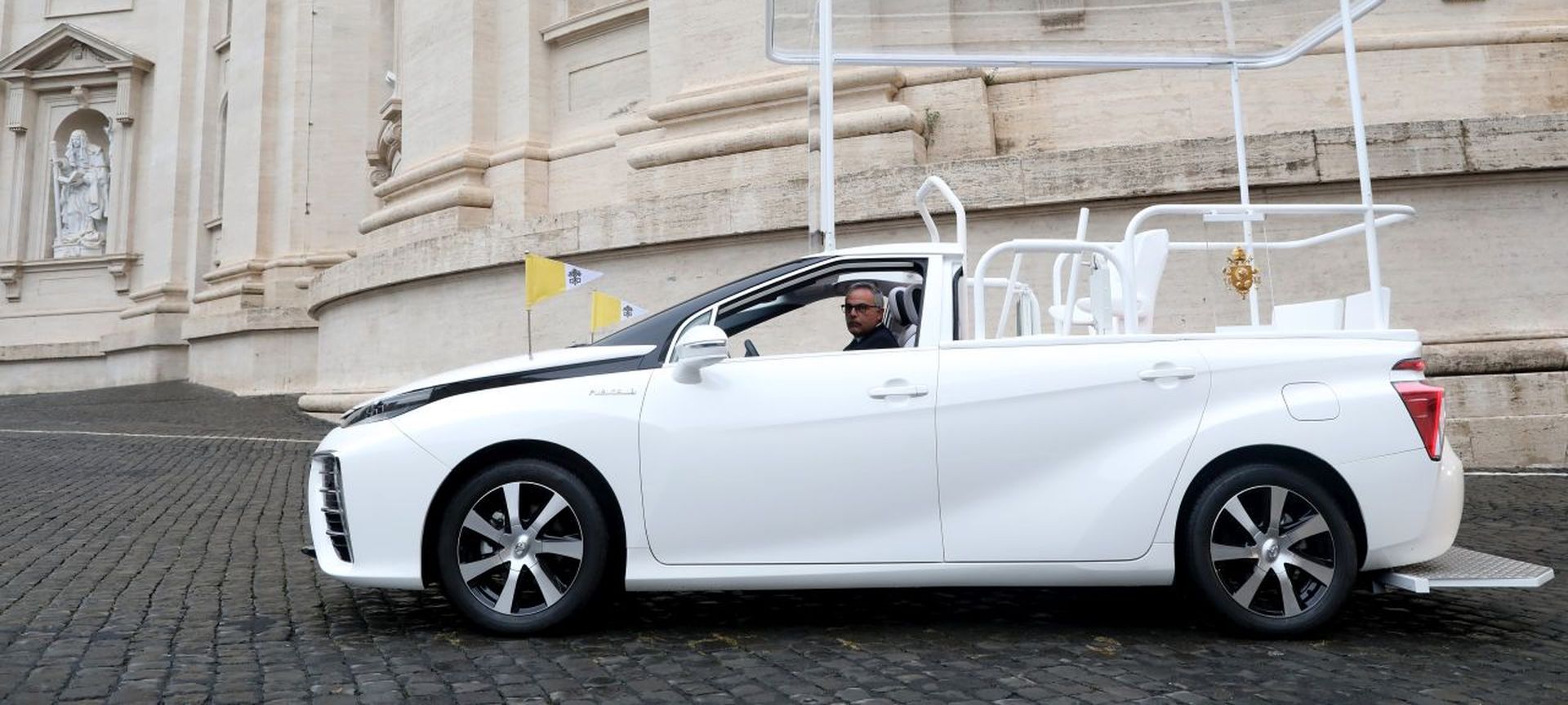 Papież Franciszek otrzymał nowy samochód czy wodorowy
