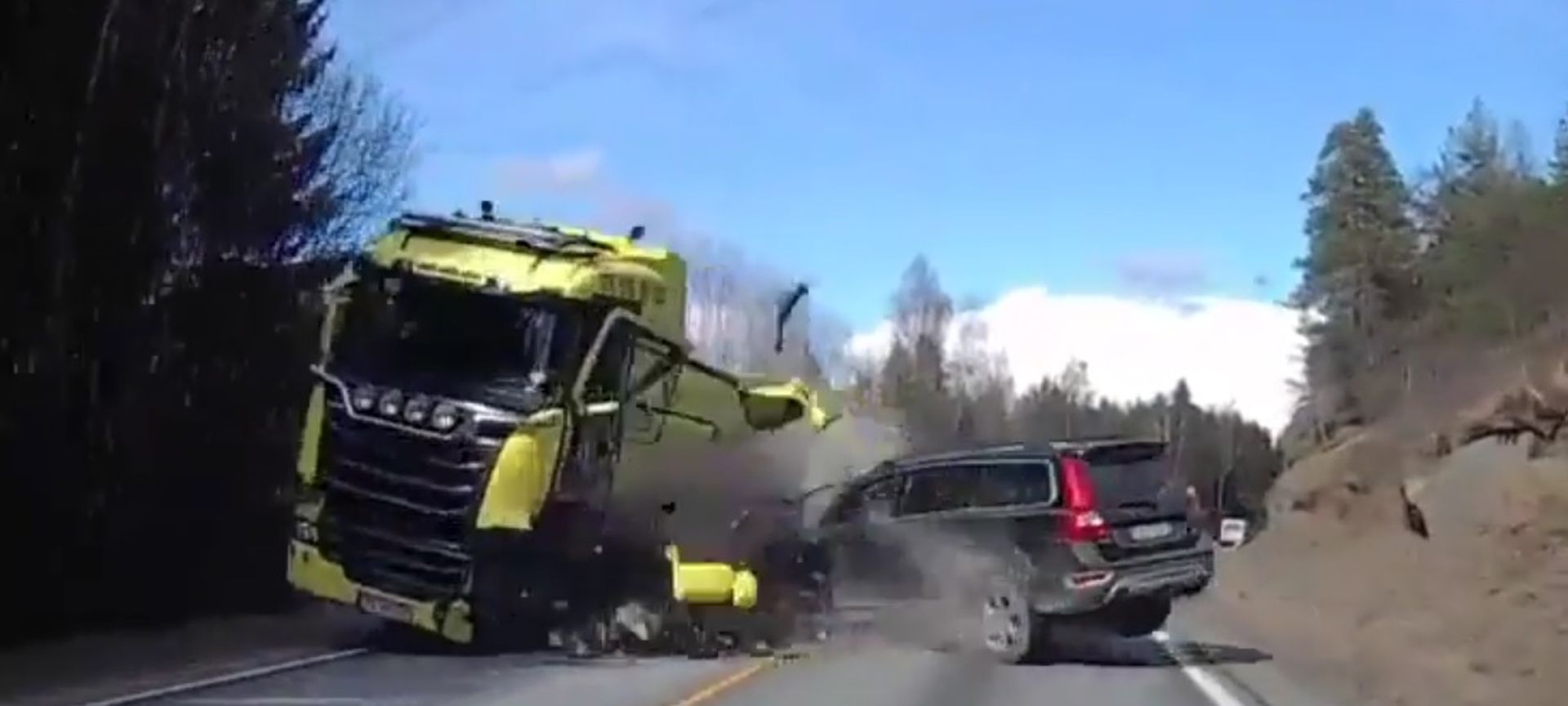 Przerażający wypadek Volvo z ciężarówką Motocaina.pl