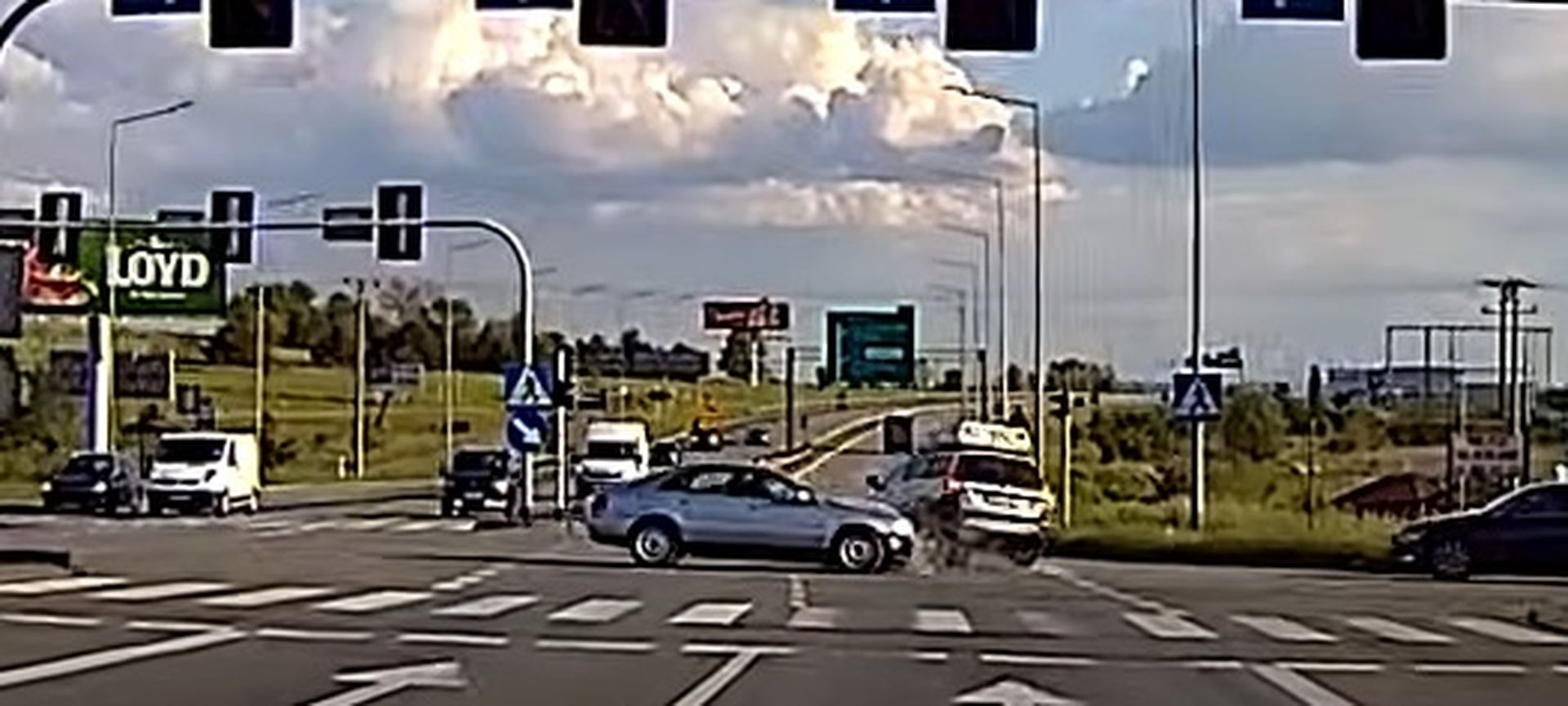 Kierowca Volvo nie rozróżnia kolorów świateł. Zaliczył