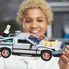 DeLorean z „Powrotu do przyszłości” z klocków Lego