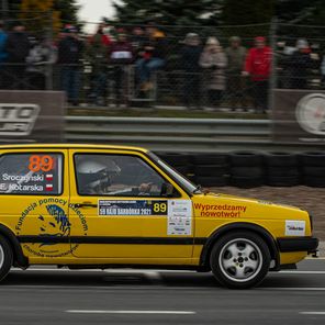 59. Rajd Barbórka. Żółty Golf „wyprzedza nowotwór” na rajdowych oesach , fot. Jakub Rozmus