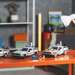 DeLorean z „Powrotu do przyszłości” z klocków Lego