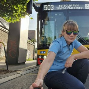 Kama - dziewczyna za kółkiem autobusu