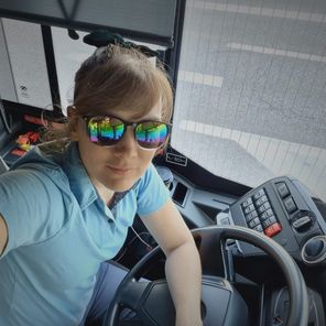 Kama - dziewczyna za kółkiem autobusu