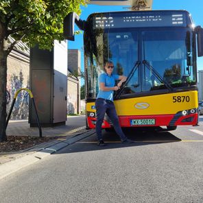 Kama - dziewczyna za kółkiem autobusu