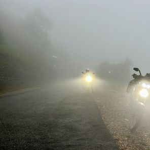 motocykle we mgle