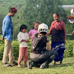 Motocyklistka w Nepalu wita się z mieszkańcami wioski