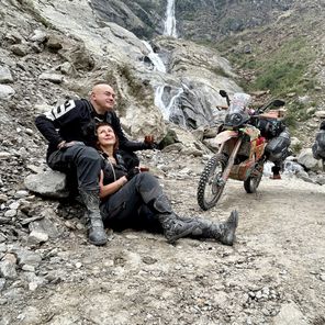 Motocykliści wodospad