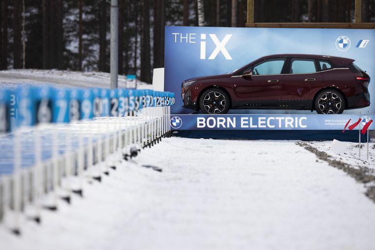 BMW iX w trasie po Europie - zobaczcie jak się prezentuje w zimowej scenerii!