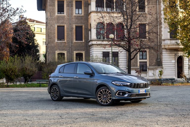 Fiat Tipo Cross 2021 debiutuje, na deser odświeżona Panda