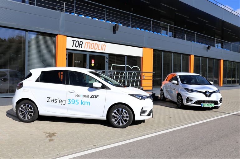 Szkolenia E-mobility, czyli elektromobilność w praktyce za kierownicą Renault