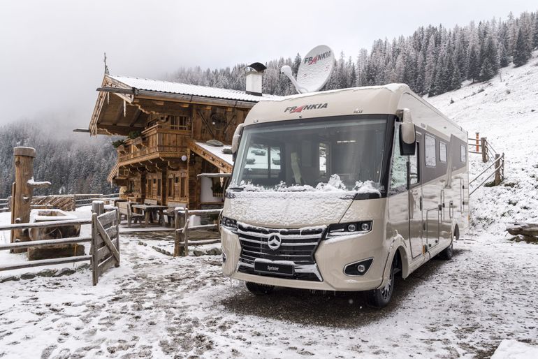 Kampery Mercedes-Benz w zimowej krainie czarów