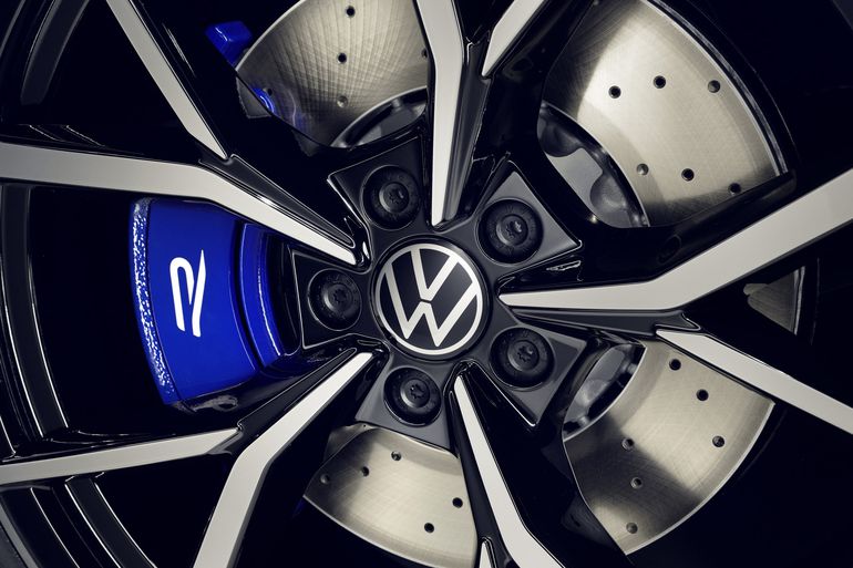 Volkswagen Tiguan w wersji R o mocy 320 KM już dostępny do zamawiania. Ile kosztuje w Polsce?
