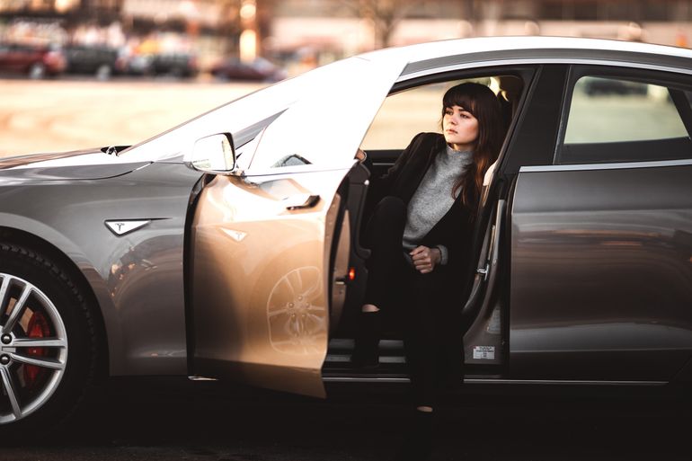 Kobiety napędzają sprzedaż samochodów w 2020 roku