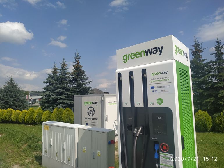 GreenWay Polska udostępnia już ponad 200 stacji ładowania i 10 magazynów energii