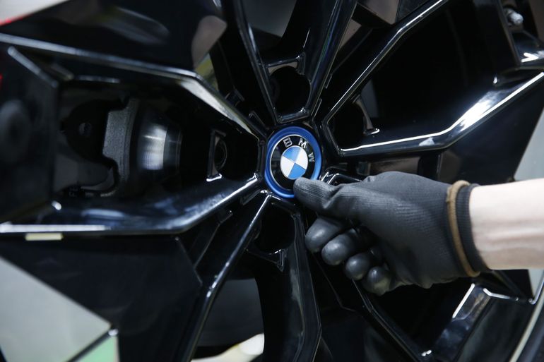 Pierwsze, w pełni elektryczne BMW iX3 zjeżdża z linii produkcyjnej