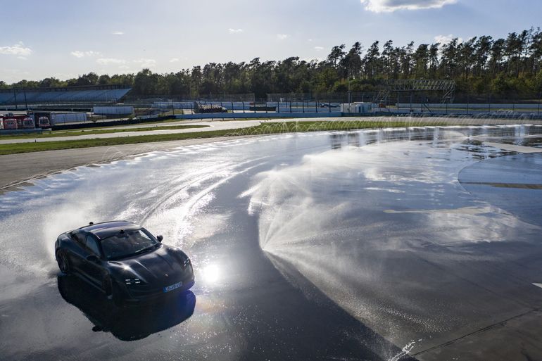 Porsche Taycan - nowy rekordzista Guinnessa w kategorii 