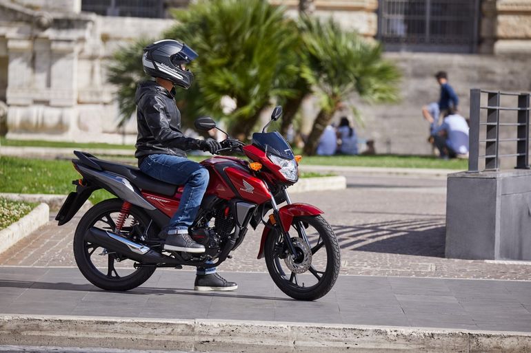 Honda CB125F 2021 - maszyna o wielu obliczach. Dane techniczne