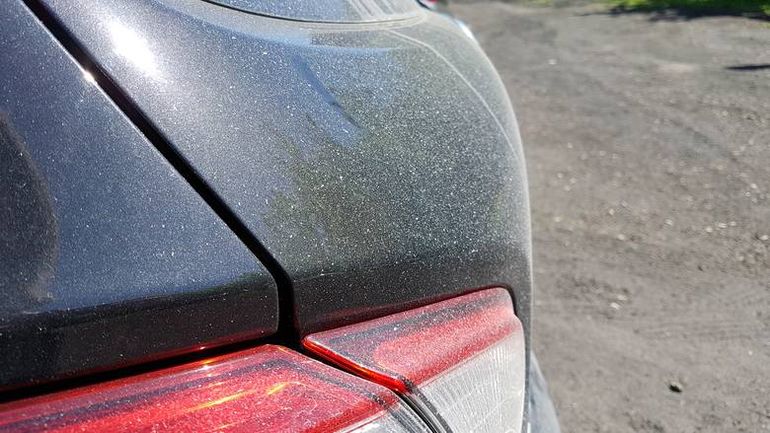 Żółty pył na samochodzie - jak pozbyć się trudnych zabrudzeń z lakieru?