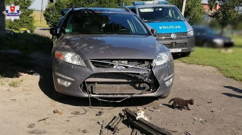 Właścicielka tego Forda Mondeo wyceniła straty na 5 tysięcy złotych. Trudno uwierzyć jak do tego doszło