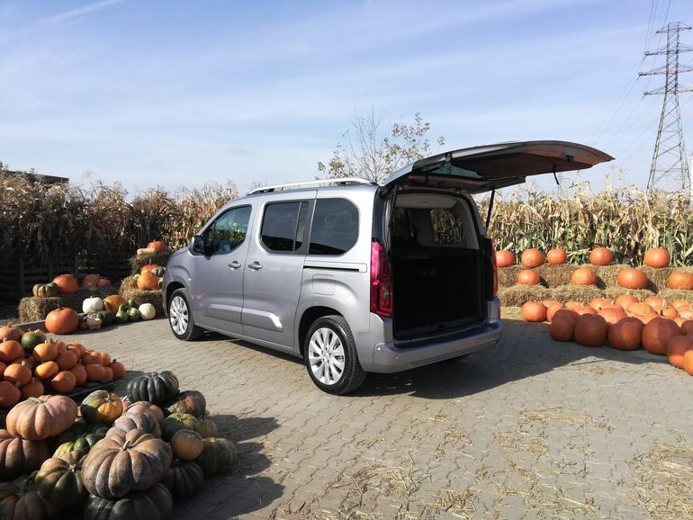 Opel Combo Life - ujęcie z otwartym bagażnikiem