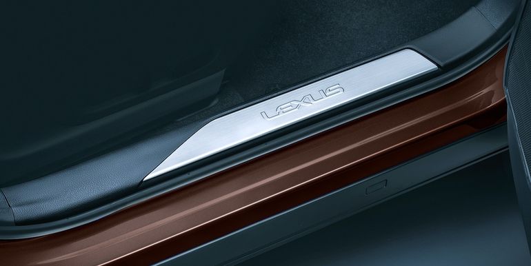 Lexus prezentuje brązową odmianę modelu UX