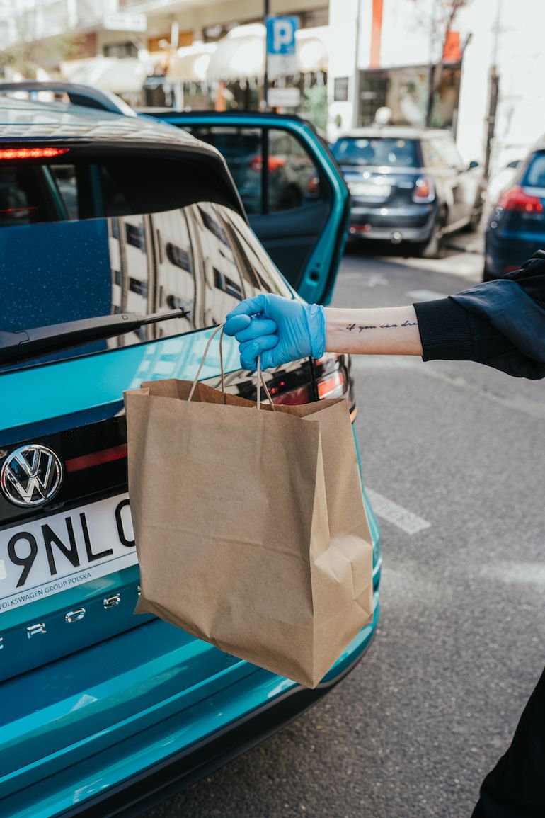 Volkswagen wspiera akcje „Paczka Dobra” i #PosiłekDlaSeniora oraz „Zakupy dla seniorów”