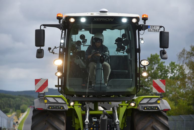 Potężny ciągnik Class Xerion 5000 zadebiutował na torze wyścigowym Nürburgring. Ale dlaczego jadąc do tyłu?