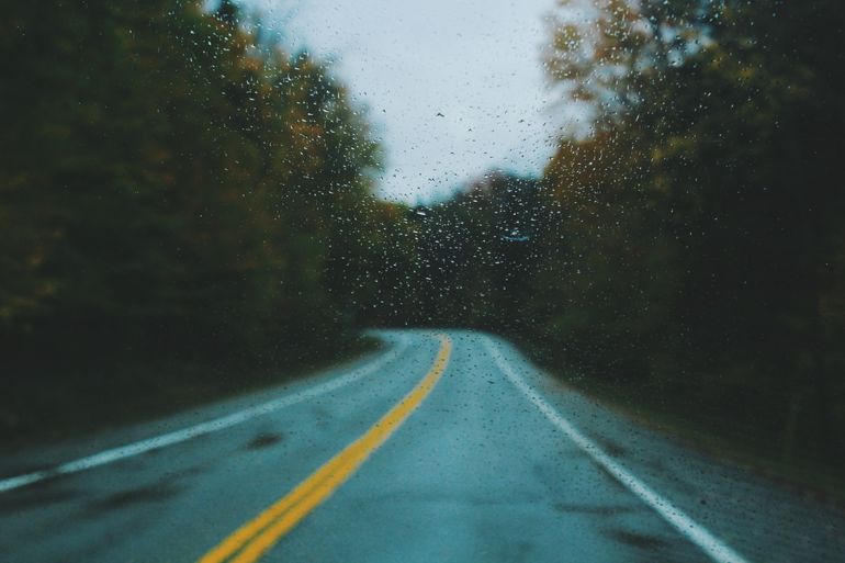 Jedź ostrożnie w deszczu – kilka rad jak zachować się za kierownicą w czasie ulewy