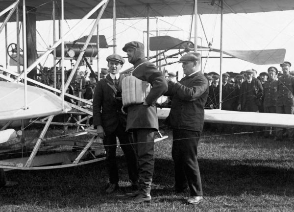 Charles Stewart Rolls dokonał pierwszego przelotu tam i z powrotem nad kanałem La Manche