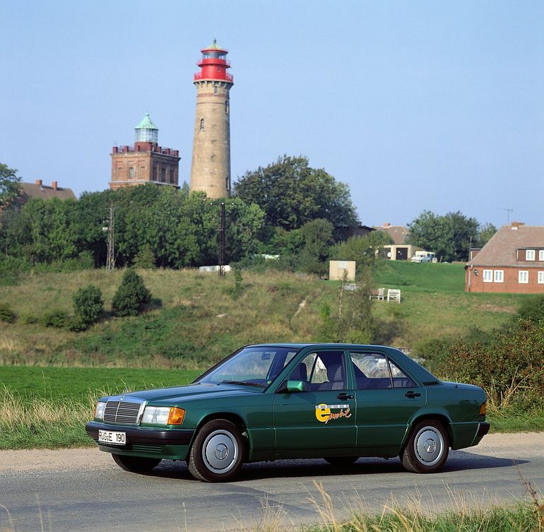 Mercedes-Benz 190 z napędem elektrycznym.