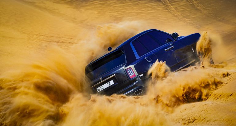 Rolls-Royce jadący przez pustynne bezdroża. Brzmi jak science fiction, ale to prawda