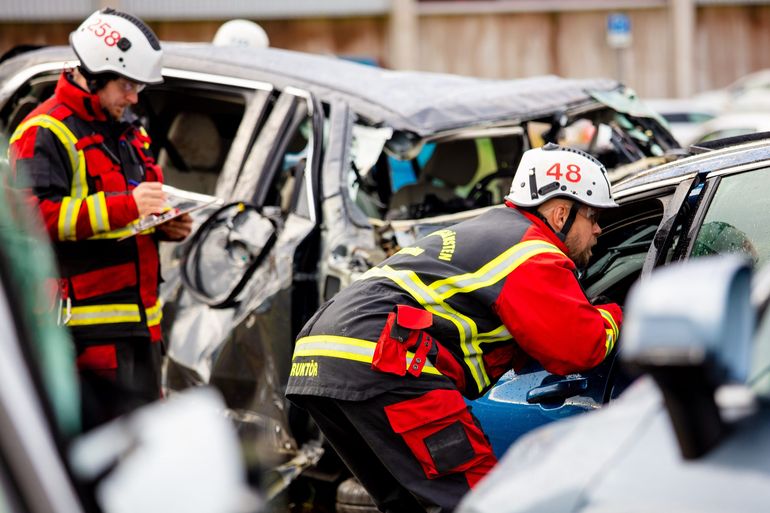 Volvo zrzuca nowe samochody z 30 metrów, aby pomóc służbom ratować życie