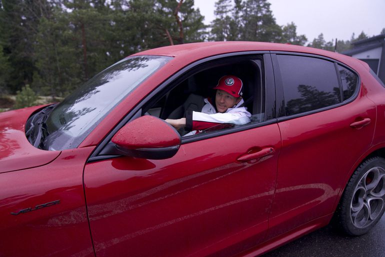 Kimi Räikkönen zasiądzie za kierownicą Alfa Romeo Stelvio. Jaką wybrał wersję wyposażenia?