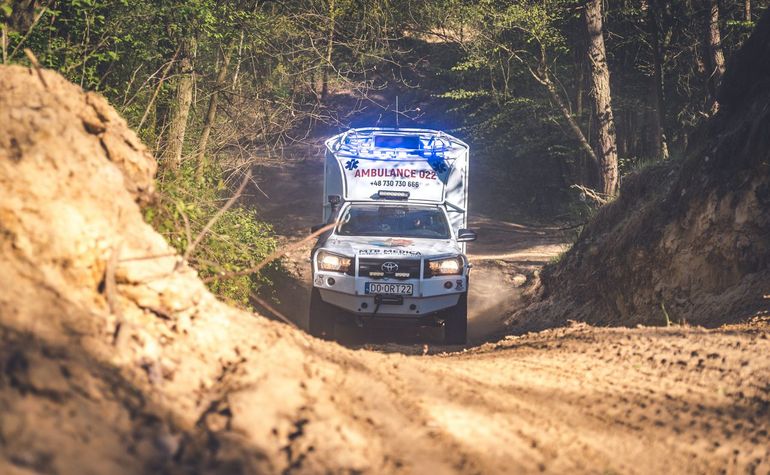 Ten wyjątkowy, przebudowany pick-up pomaga ratować ludzkie życie. Jedyna taka karetka w Polsce!