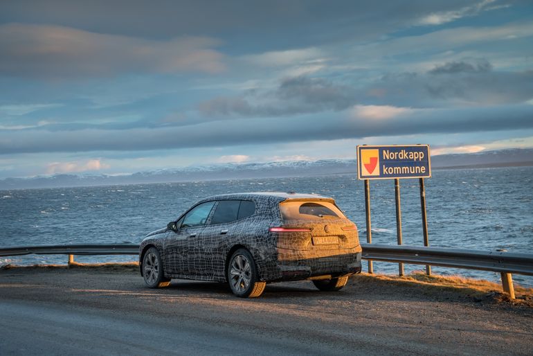 BMW iX podczas testów zimowych - zobaczcie fantastyczne zdjęcia w śnieżnej scenerii!