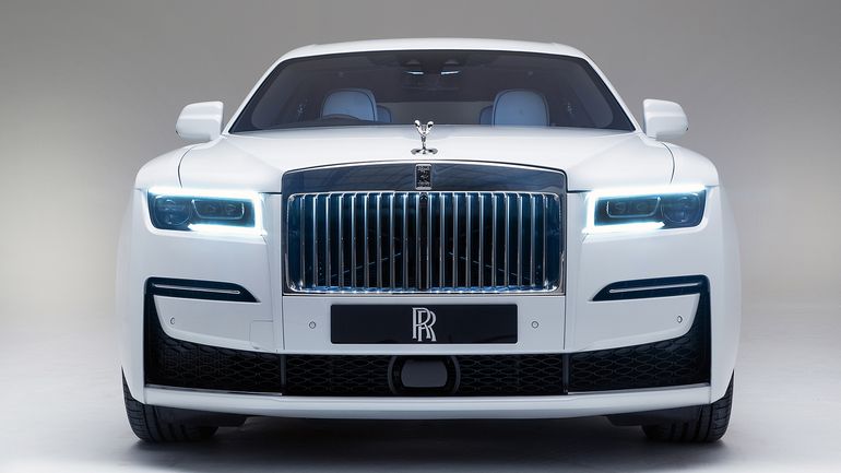 2021 Rolls-Royce Ghost debiutuje! To luksusowy samochód zaprojektowany zgodnie z zasadą „im mniej, tym lepiej”
