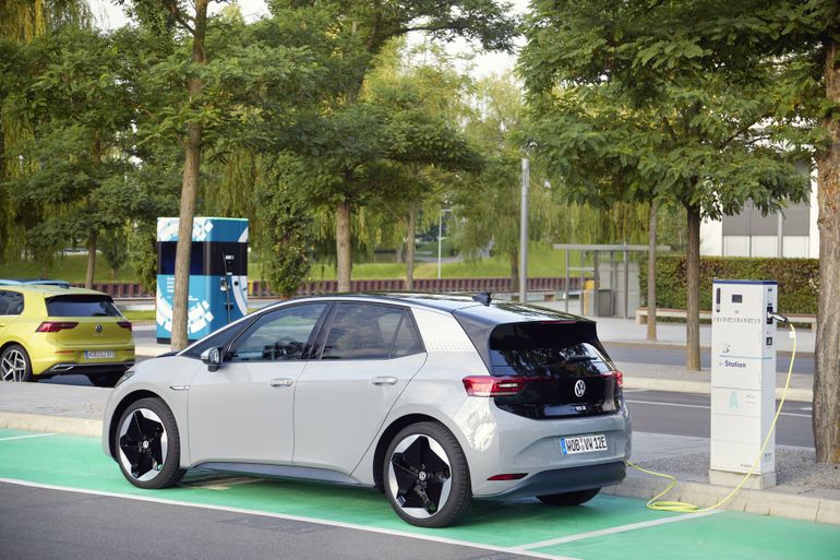 Co Polacy sądzą o samochodach elektrycznych?