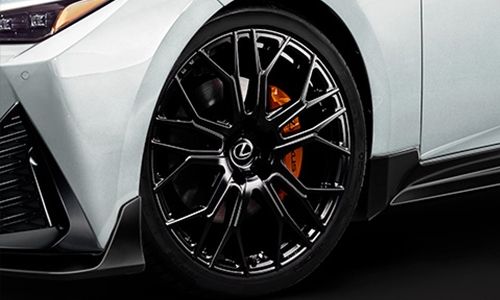 Lexus IS po tuningu TRD. Można nacieszyć oko, bo na zmiany mechaniczne nie ma co liczyć