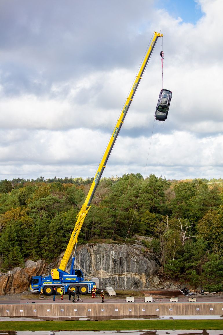 Volvo zrzuca nowe samochody z 30 metrów, aby pomóc służbom ratować życie