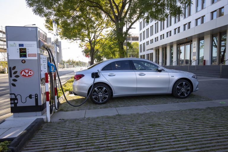 Mercedes wprowadzi 20 hybrydowych modeli EQ Power jeszcze w tym roku