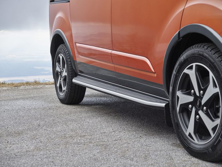 Ford przedstawił nowe wersje Trail i Active dla modeli Transit i Tourneo