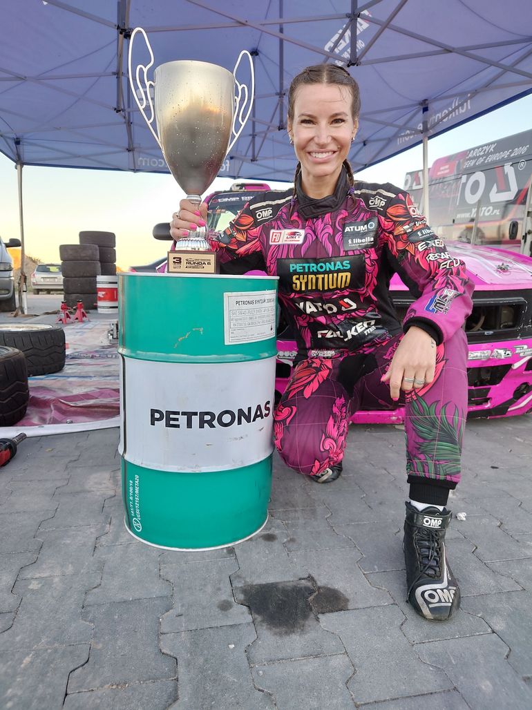 Karolina Pilarczyk na podium podczas szóstej rundy Driftingowych Mistrzostw Polski