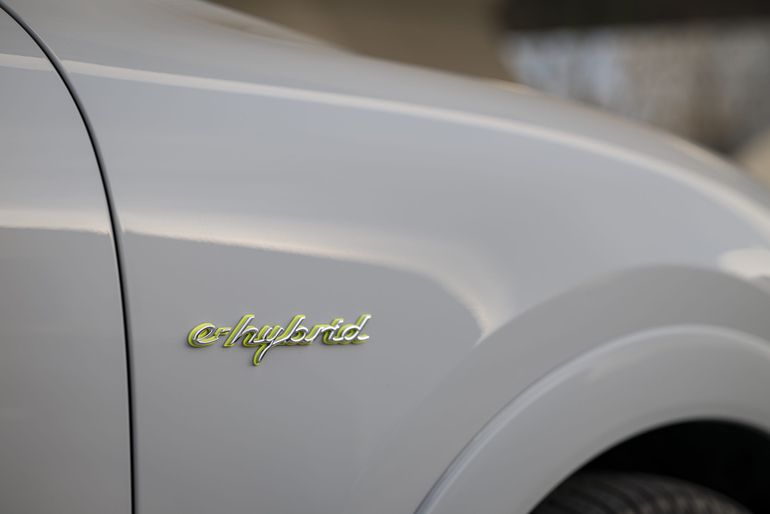 Porsche Cayenne E-Hybrid: producent zwiększył zasięg jazdy „na prądzie”