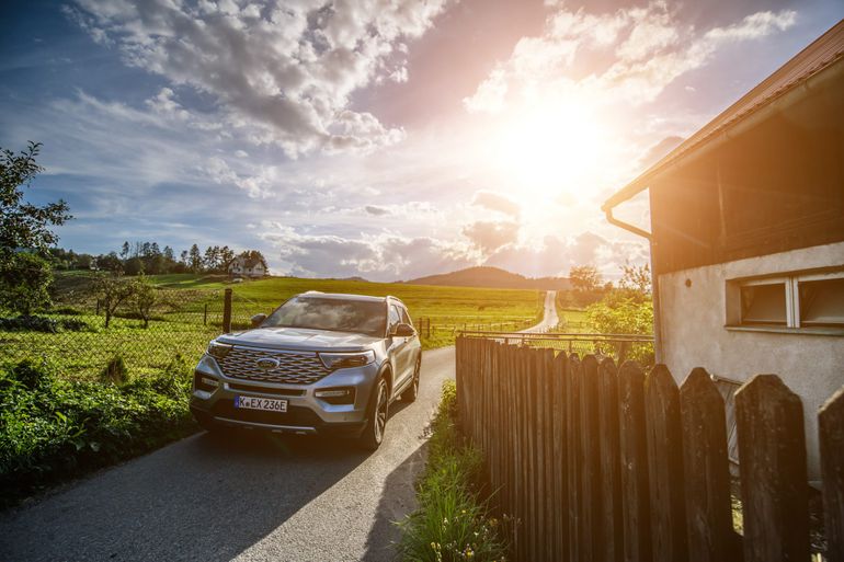 Ford Explorer Plug-In Hybrid - cicha jazda w trybie bezemisyjnym i duże możliwości w terenie