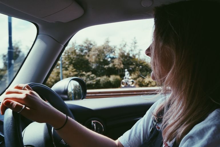 Kobiety cenią bezpieczeństwo na drodze bardziej od mężczyzn. Co jeszcze jest istotne dla Polaków w trakcie długich podróży samochodem?